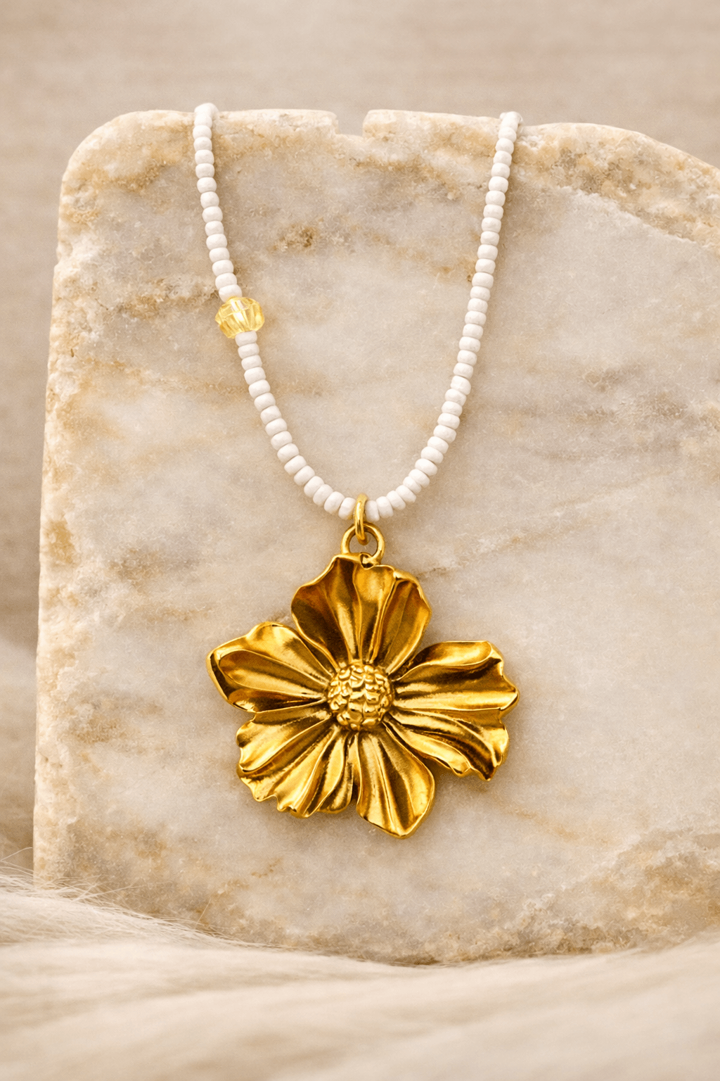 Collar de flores radiantes